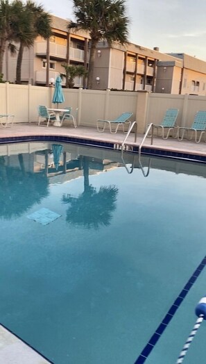 Alberca al aire libre y alberca climatizada