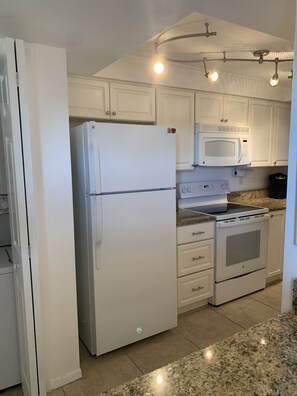 Refrigerador, microondas, horno y parrilla de estufa 