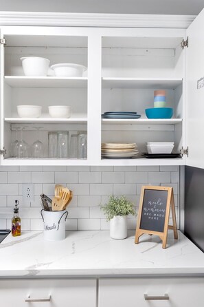 Kylskåp, mikrovågsugn, ugn och spishäll