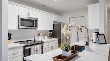 Frigorífic, microones, forn i placa de cuina