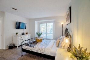 2 habitaciones, escritorio, tabla de planchar con plancha y wifi gratis 