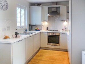 Oppvaskmaskin og høy barnestol