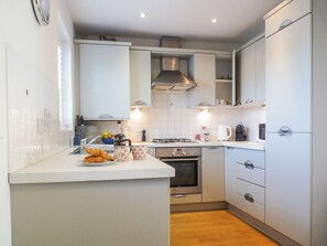 Oppvaskmaskin og høy barnestol