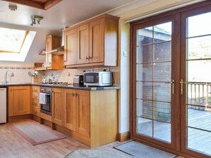 Chaise haute, batterie de cuisine, vaisselle et ustensiles