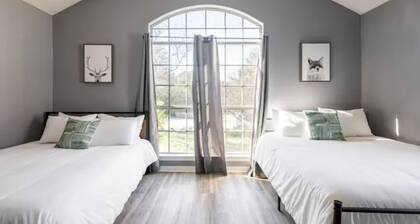 Crisp Refreshing Pool, Lake View, Entire Home