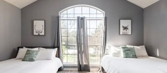 Crisp Refreshing Pool, Lake View, Entire Home