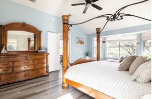 3 makuuhuonetta, työpöytä, silitysrauta/-lauta, vauvan matkasänky