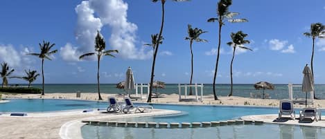 Una piscina al aire libre