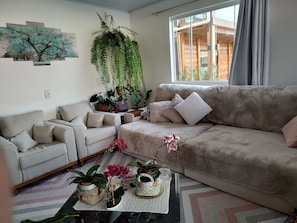 Maison Familiale | Coin séjour | TV connectée de 55 pouces avec chaînes par câble, télévision, Netflix