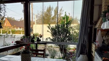 Casa família, vista para o jardim | Área de estar | Smart TV 55 polegadas com canais a cabo, TV, Netflix