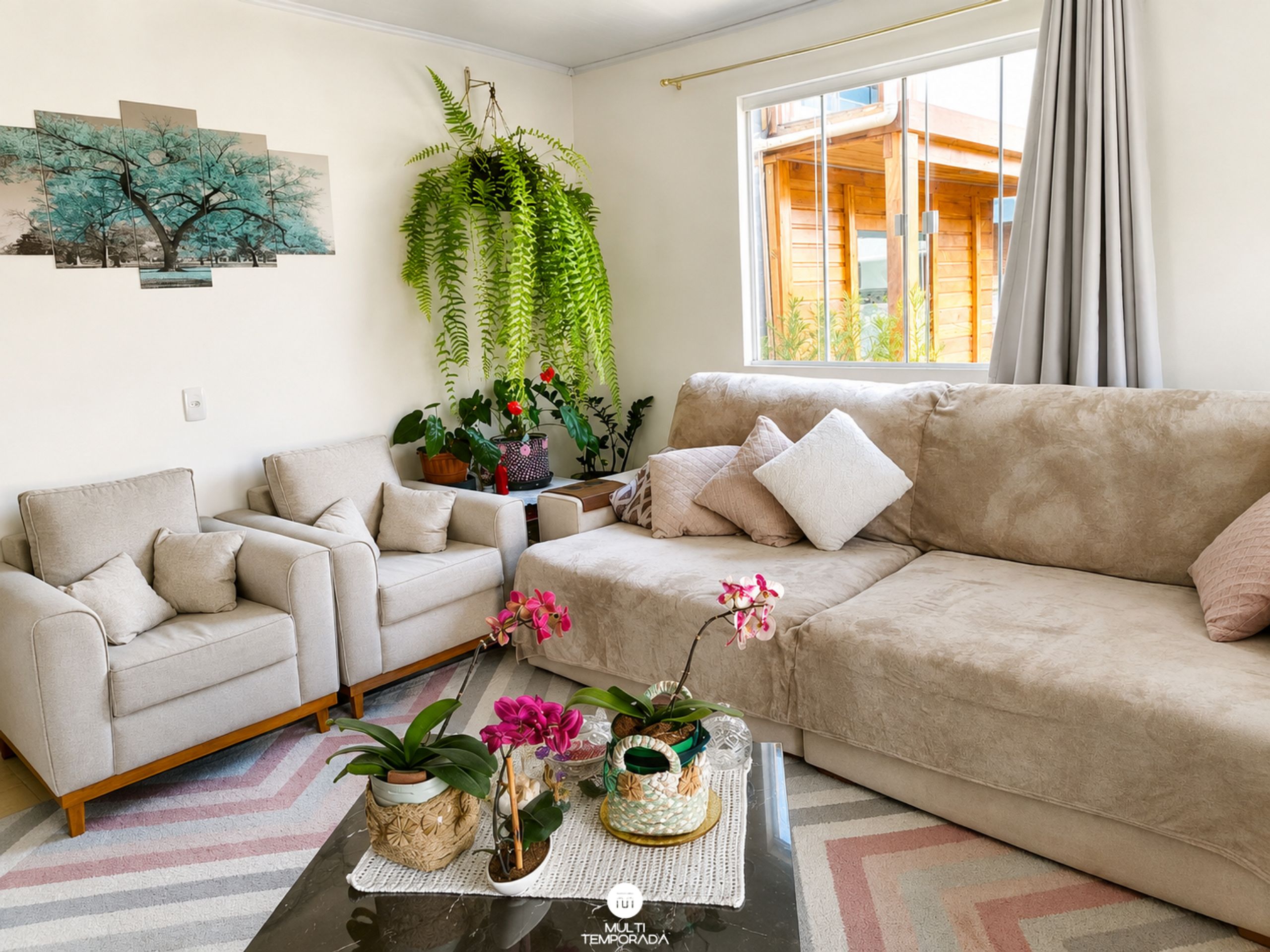 Casa família, 3 quartos, ar-condicionado, vista para o jardim | Área de estar | Smart TV 55 polegadas com canais a cabo, TV, Netflix