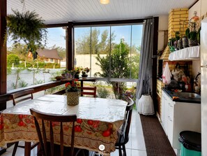 Chalet | Dining - Casa Família: Praia, Campeche e Conforto (Florianópolis)