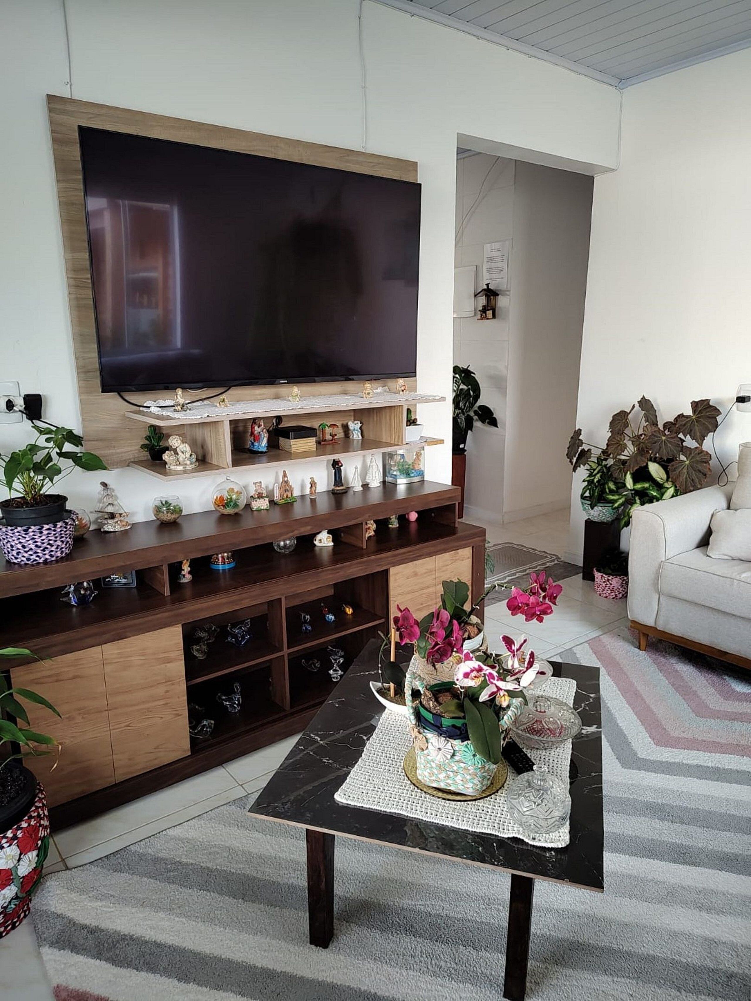 Family House, Garden View | Living area | 55-inch Smart TV with cable channels, TV, Netflix