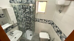 Dusche, Haartrockner, Bidet, Handtücher