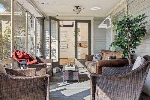 - Fully-Equipped Condo - King Bed - Massive yard -