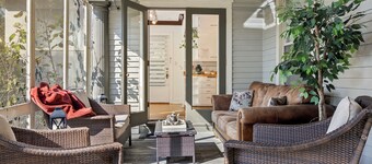 - Fully-Equipped Condo - King Bed - Massive yard -