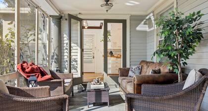 - Fully-Equipped Condo - King Bed - Massive yard -