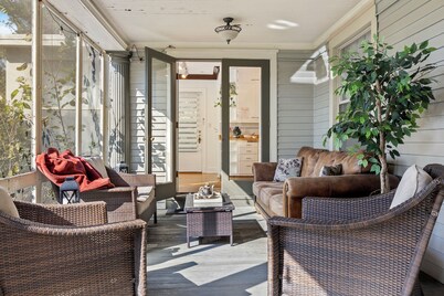 - Fully-Equipped Condo - King Bed - Massive yard -