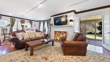 Una Smart TV, un reproductor estéreo