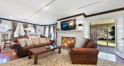 - Fully-Equipped Condo - King Bed - Massive yard -