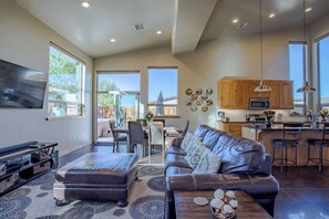 Smart TV, videogiochi, lettore DVD, tavolo da ping pong