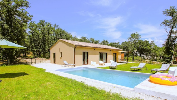 A house with a swimming pool, surrounded by a lawn and trees. - Cozy home in Grignan with private swimming pool, can be inside or outside (Grignan)