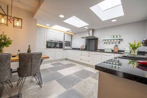 Kühlschrank, Mikrowelle, Ofen, Geschirrspüler