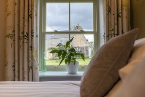 3 bedrooms, iron/ironing board, internet, bed sheets