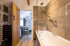 Ensemble douche/baignoire, sèche-cheveux, serviettes fournies