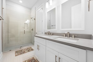 Combined shower/bathtub - Looking for privacy minutes from 30A? Look no further! Come stay with us! (Santa Rosa Beach)