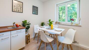 Großer Kühlschrank, Mikrowelle, Ofen, Herdplatte