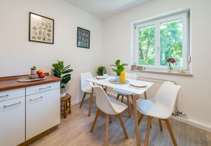 Full-sized fridge, microwave, oven, stovetop - 2OG Rechts 80m2 3-Zimmer Wohnung (Freilassing)