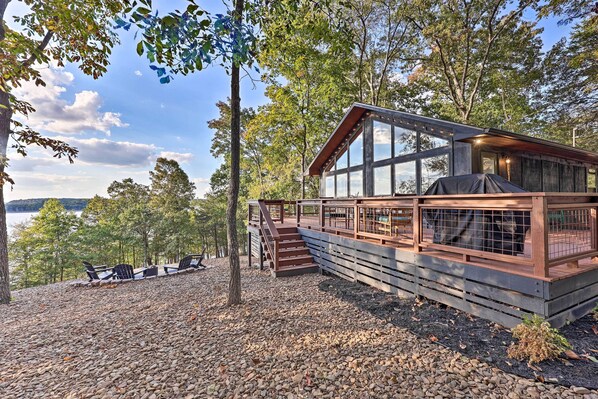Terrace/patio - 'Foxtail' Cabin Retreat: Steps to Beaver Lake! (Rogers)