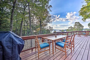Outdoor dining - 'Foxtail' Cabin Retreat: Steps to Beaver Lake! (Rogers)