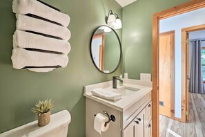 Hair dryer, towels - 'Foxtail' Cabin Retreat: Steps to Beaver Lake! (Rogers)