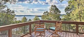 'Foxtail' Cabin Retreat: Steps to Beaver Lake!