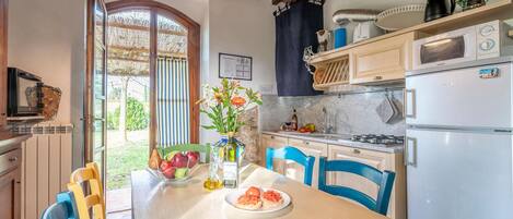 Kühlschrank, Herdplatte, Wasserkocher mit Kaffee-/Teezubehör