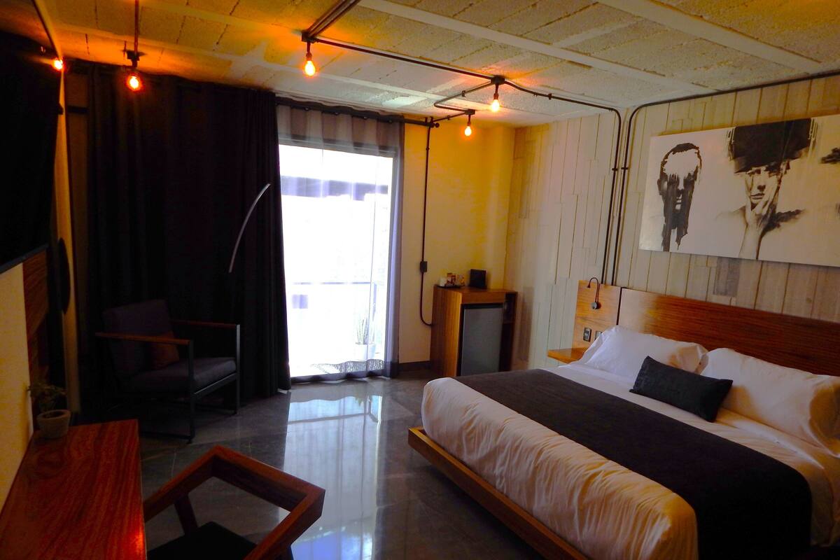 Traditional Room, 1 King Bed | In-room safe, blackout drapes, iron/ironing board, WiFi (free)
