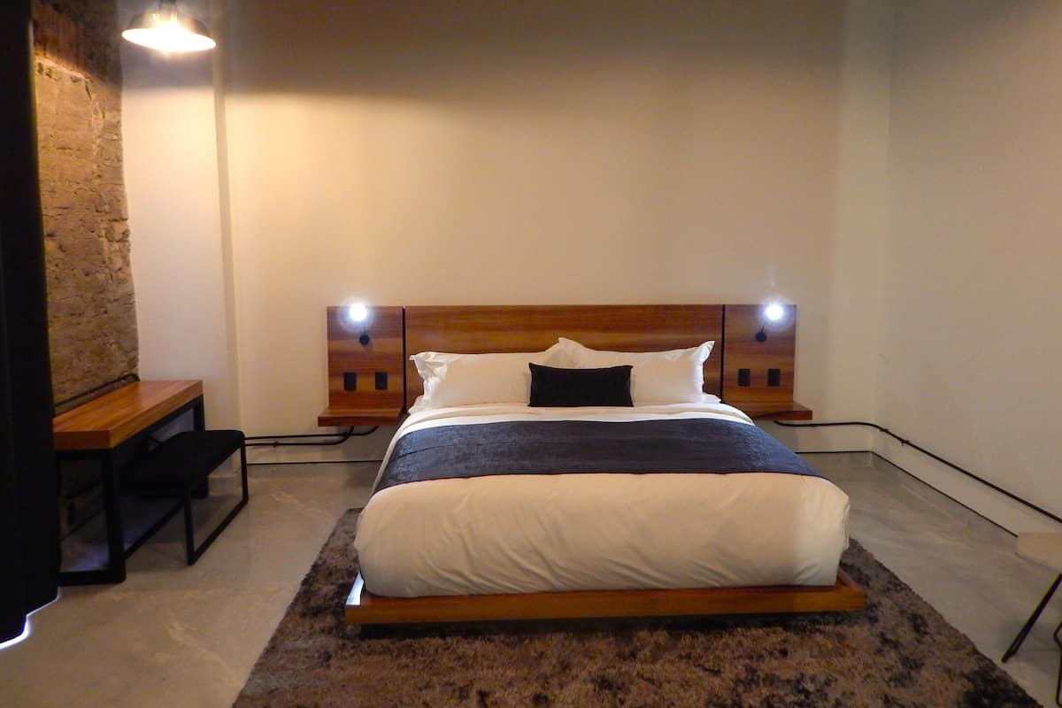 Suite estudio superior | 1 habitación, caja de seguridad en la habitación y cortinas blackout