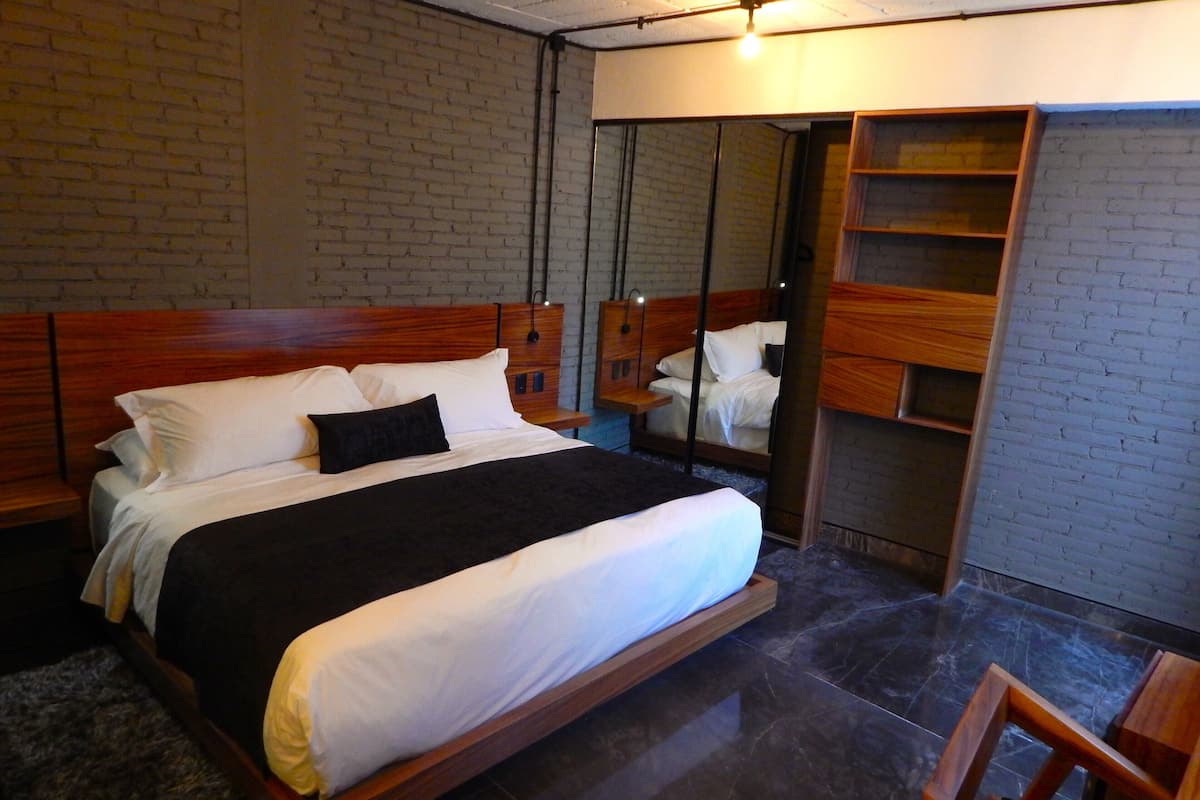Suite exclusiva | 1 habitación, caja de seguridad en la habitación y cortinas blackout