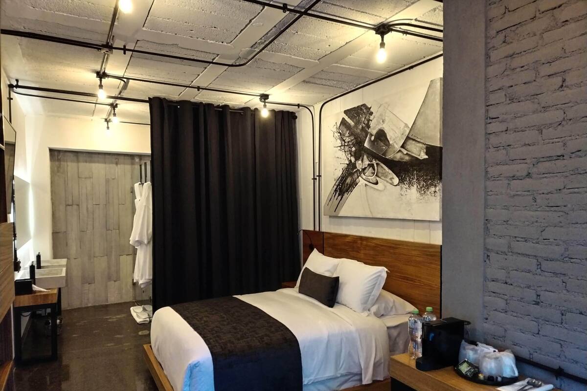 Classic Room, 1 Queen Bed | In-room safe, blackout drapes, iron/ironing board, WiFi (free)