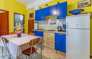 Réfrigérateur, plaque de cuisson, cafetiÚre/bouilloire