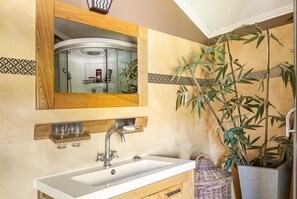 Douche, sèche-cheveux, bidet, serviettes fournies