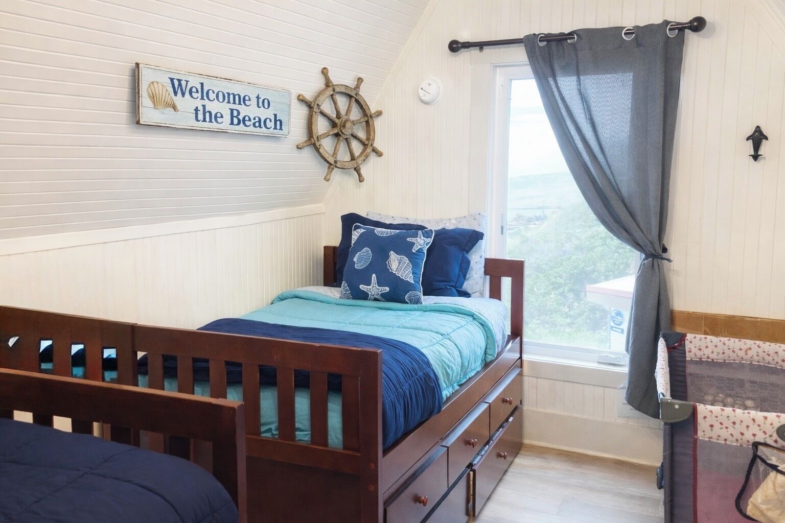 Family friendly amenities, 4 twin beds, 2 pack 'n pays and a high chair.