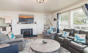 Smart TV, fireplace, DVD player, table football - Beachfront Oasis , stairs to beach, sleeps 13, Pet-ok,  + Hot Tub! (Lincoln City)