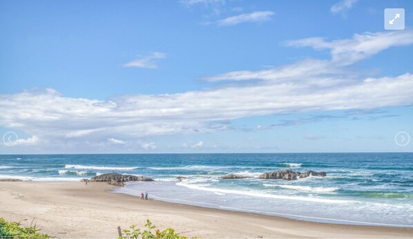 在海滩、沙滩椅、沙滩毛巾