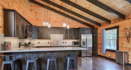 Gray Ridge - 6BR/4BA Modern Style Log Cabin - Walk to Old Man's Cave!