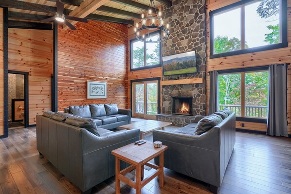 Smart TV, fireplace, DVD player - Gray Ridge - 6BR/4BA Modern Style Log Cabin - Walk to Old Man's Cave! (Logan)