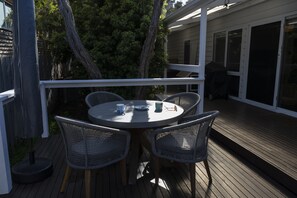 Outdoor dining - Relax in this boho coastal home walking distance to beautiful beach (Blairgowrie)