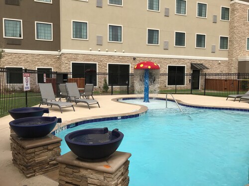 1 Bedroom | Outdoor Pool, Free Wi-Fi & Breakfast